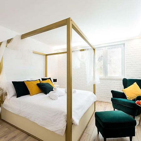 Apartments Mediteraneo เวอร์ซาร์ ภายนอก รูปภาพ