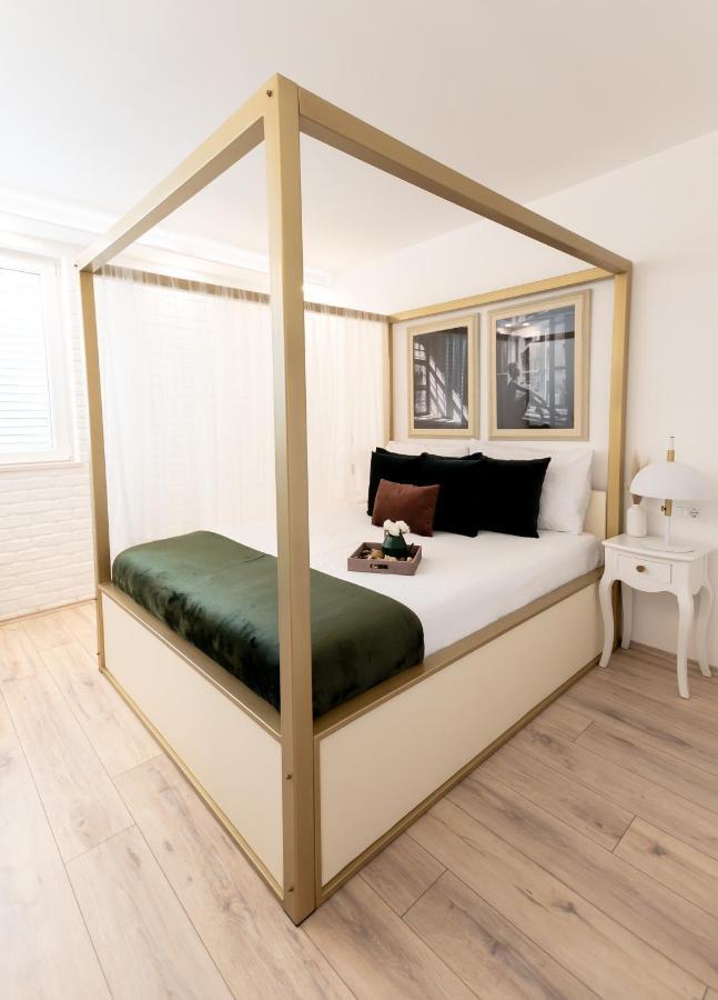 Apartments Mediteraneo เวอร์ซาร์ ภายนอก รูปภาพ