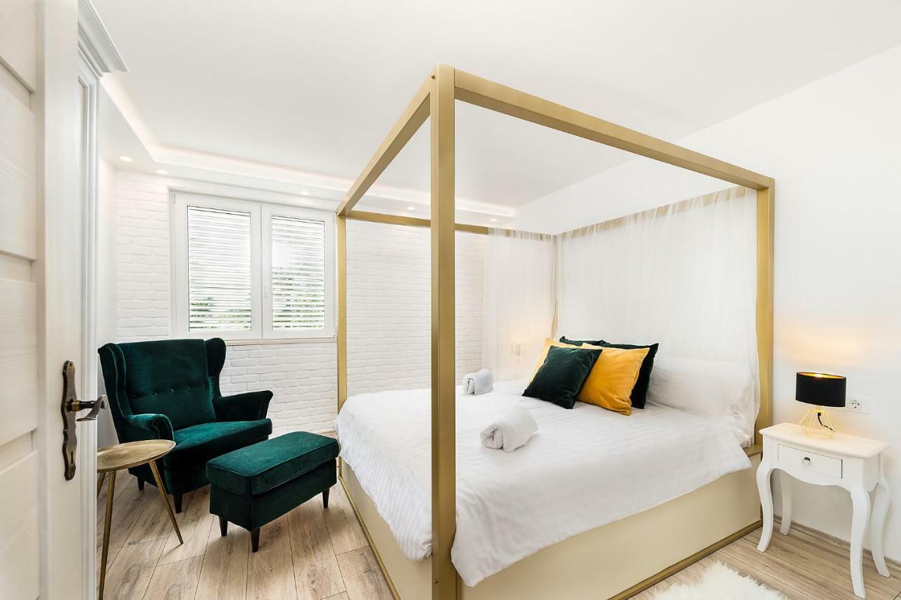 Apartments Mediteraneo เวอร์ซาร์ ภายนอก รูปภาพ