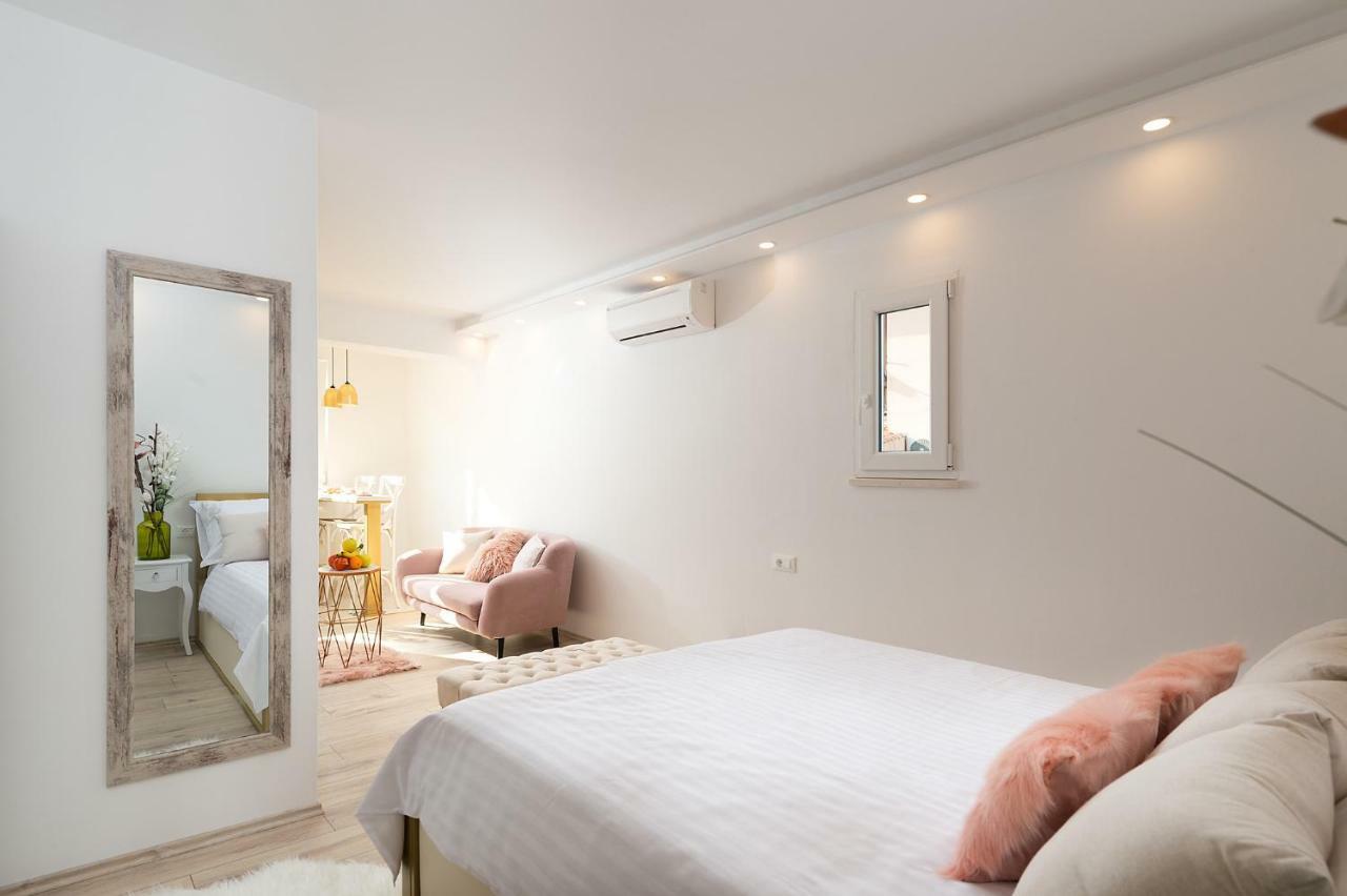 Apartments Mediteraneo เวอร์ซาร์ ภายนอก รูปภาพ