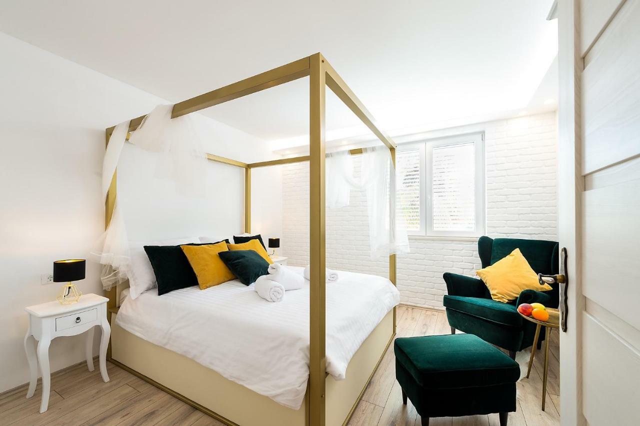Apartments Mediteraneo เวอร์ซาร์ ภายนอก รูปภาพ